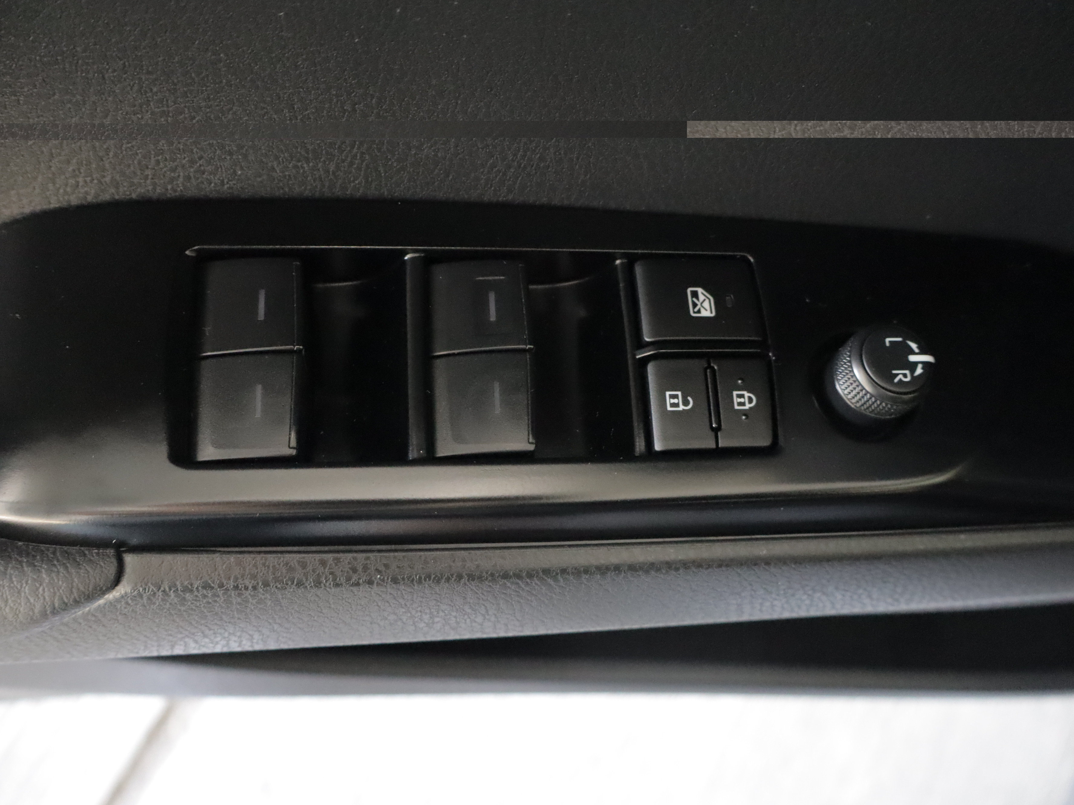 Used 2025 Toyota Camry SE w/ Convenience Package FWD image 11