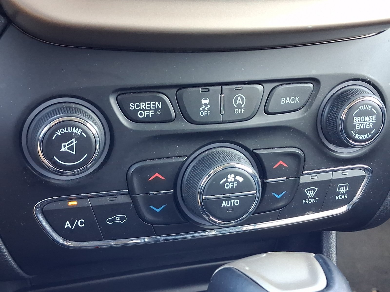 Used 2015 Jeep Cherokee Limited w/ Luxury Group AWD/4WD image 16