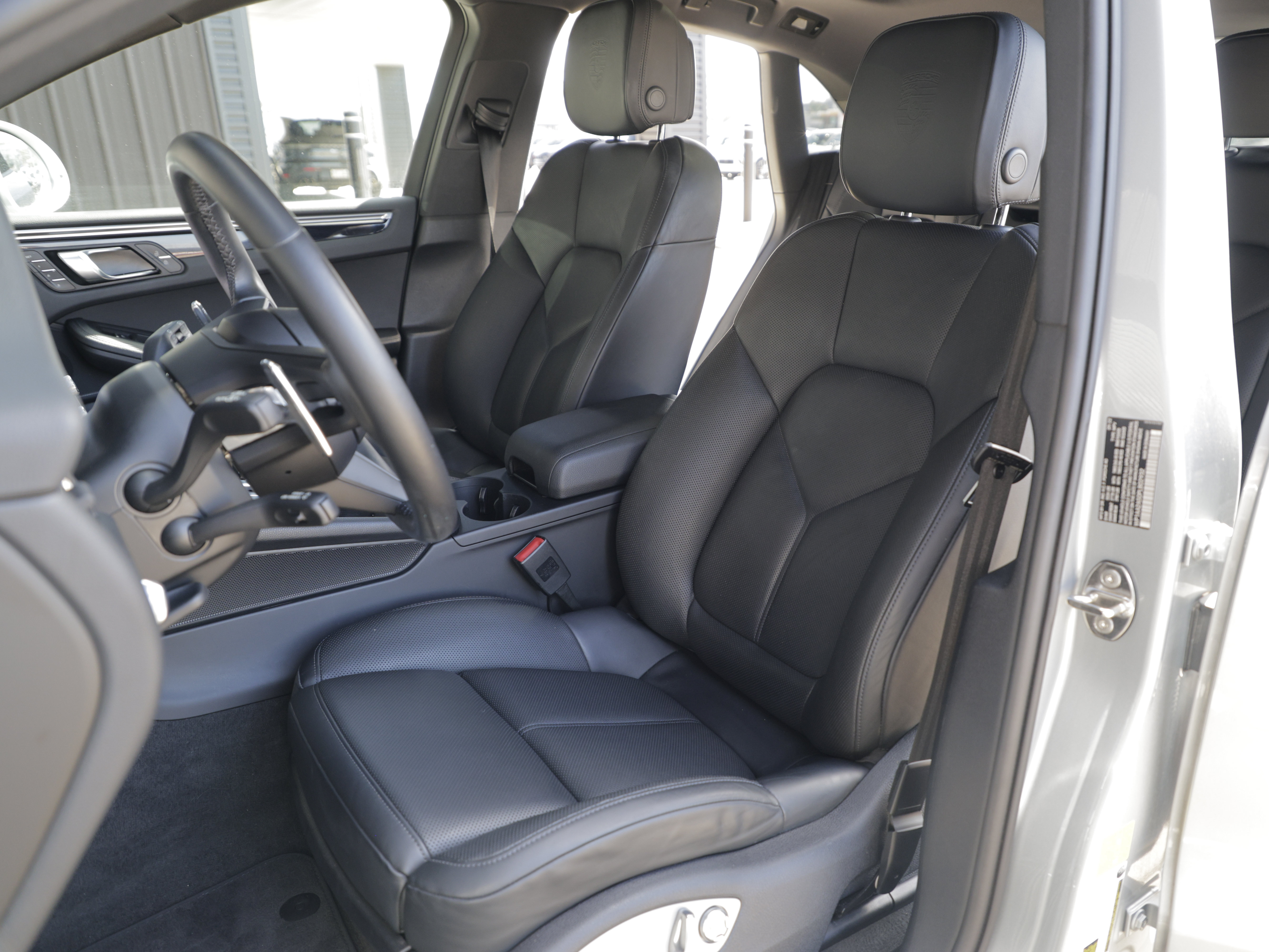 Certified 2023 Porsche Macan Turbo AWD/4WD image 16