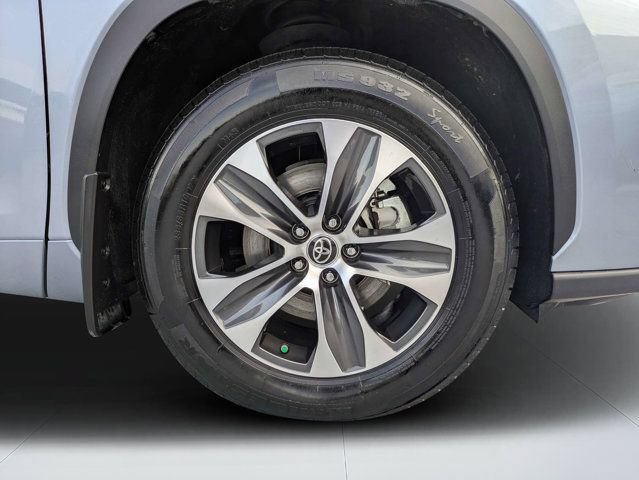 Used 2021 Toyota Highlander XLE AWD/4WD image 9