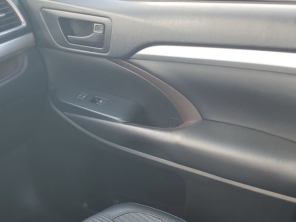 Used 2018 Toyota Highlander Plus FWD image 13