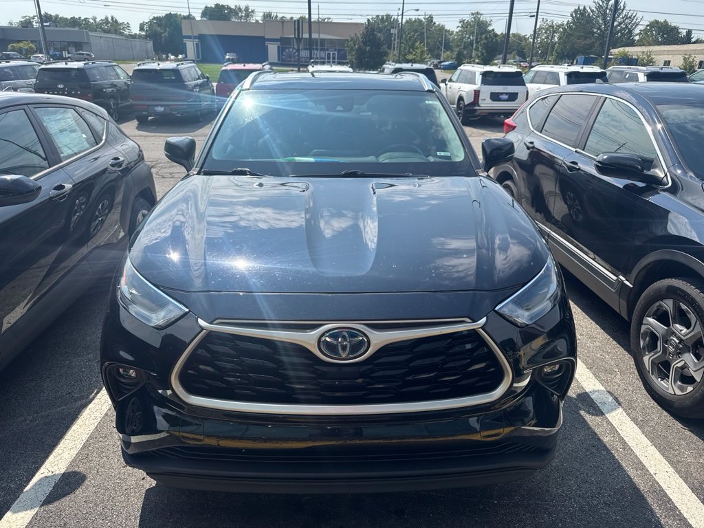 Used 2021 Toyota Highlander XLE AWD/4WD image 3
