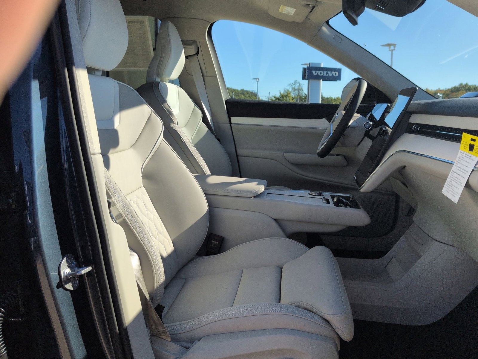 New 2025 Volvo EX90 Plus w/ Protection Package Premier image 27