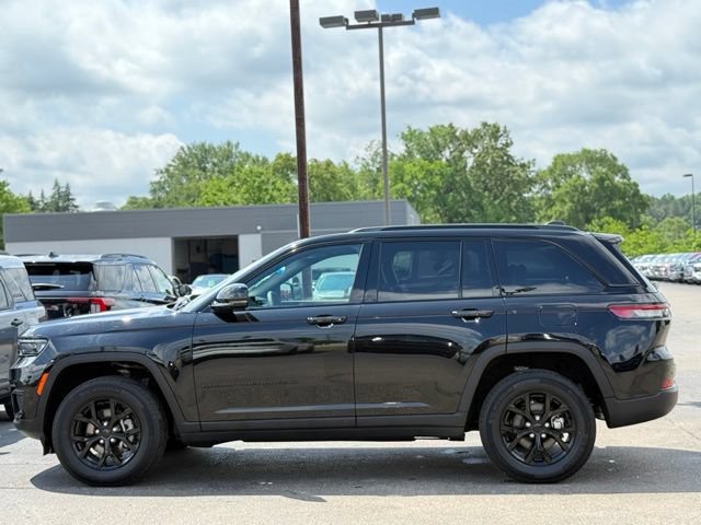 Used 2025 Jeep Grand Cherokee Altitude AWD/4WD image 48
