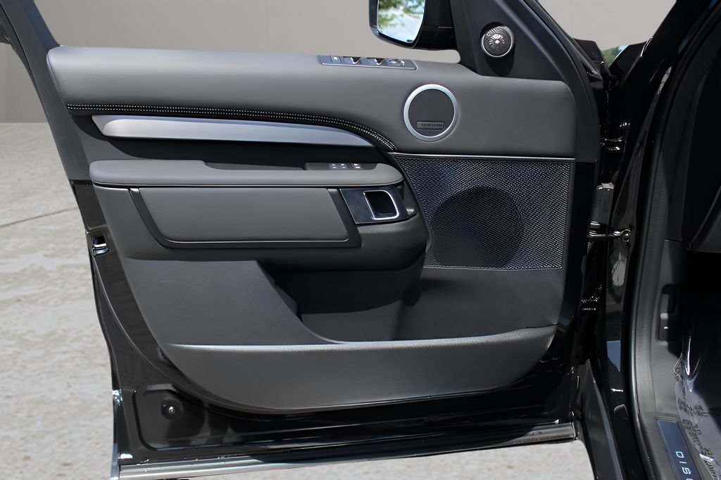 New 2025 Land Rover Discovery Dynamic SE AWD/4WD image 8