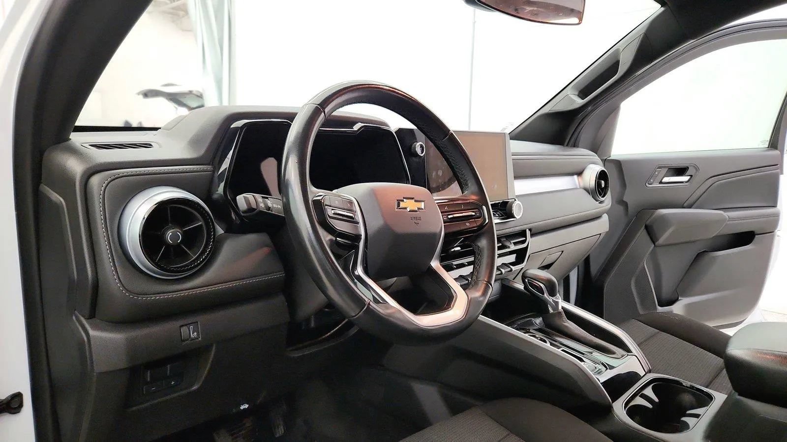 Used 2023 Chevrolet Colorado LT w/ LT Convenience Package AWD/4WD image 14
