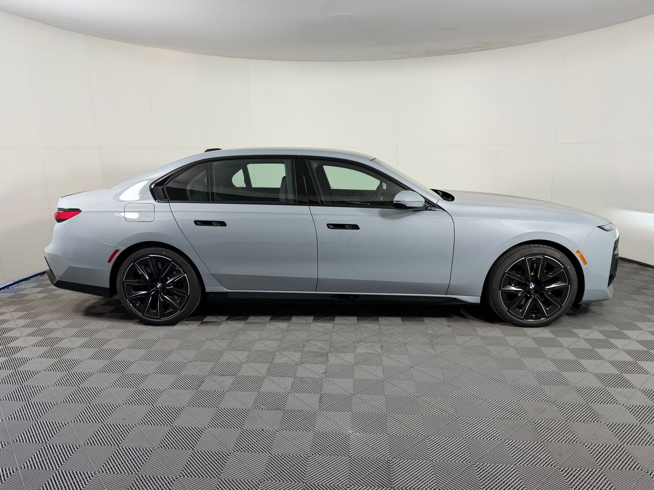 Used 2026 BMW 760i xDrive w/ Executive Package AWD/4WD image 8