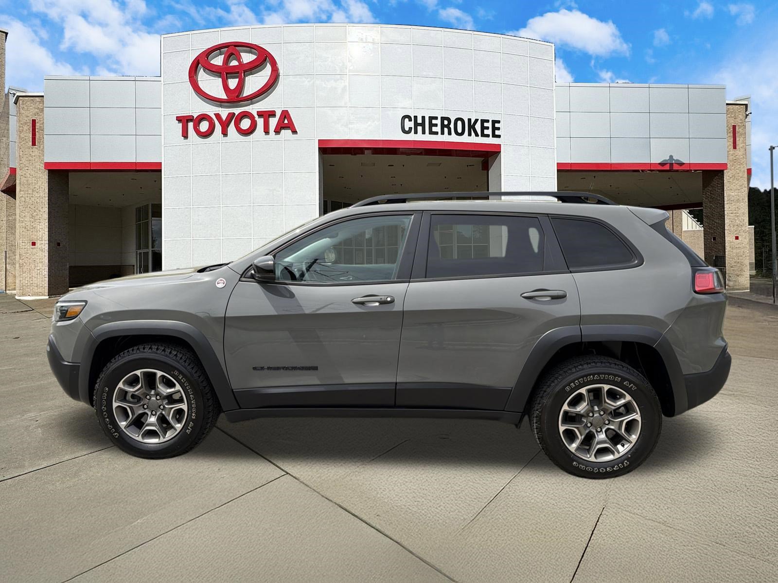 Used 2023 Jeep Cherokee Trailhawk AWD/4WD image 8