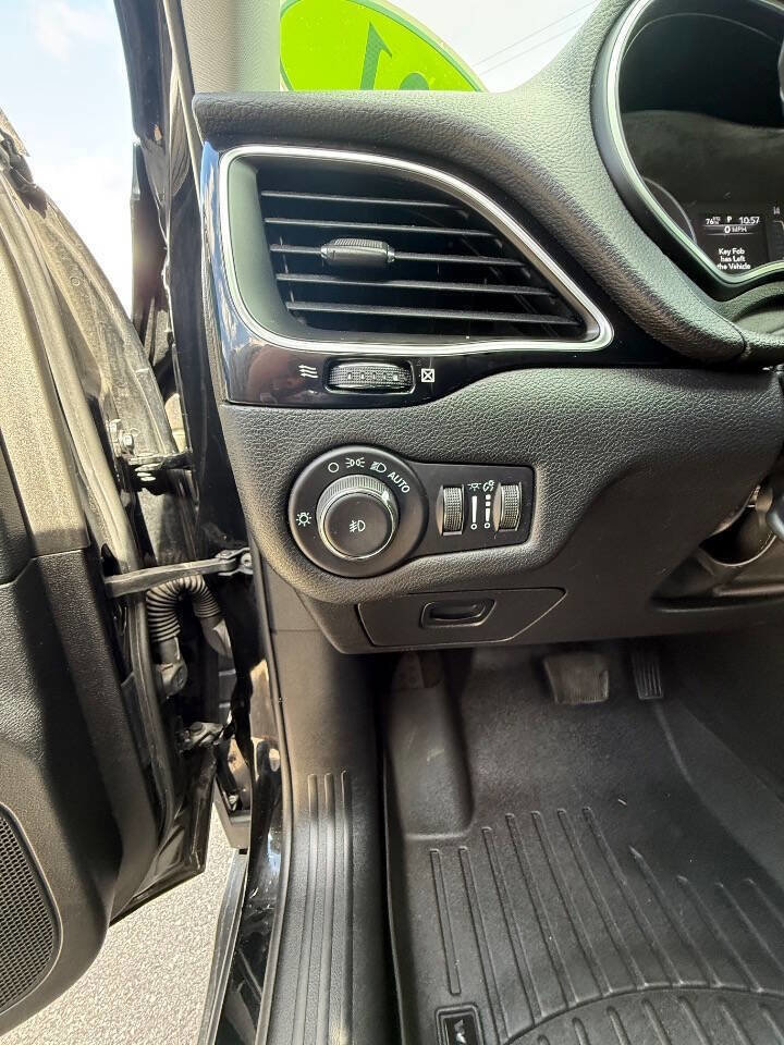 Used 2021 Jeep Cherokee Latitude Plus AWD/4WD image 16