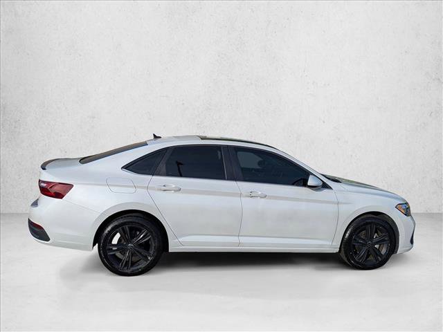 Used 2023 Volkswagen Jetta SE w/ Panoramic Sunroof Package FWD image 4