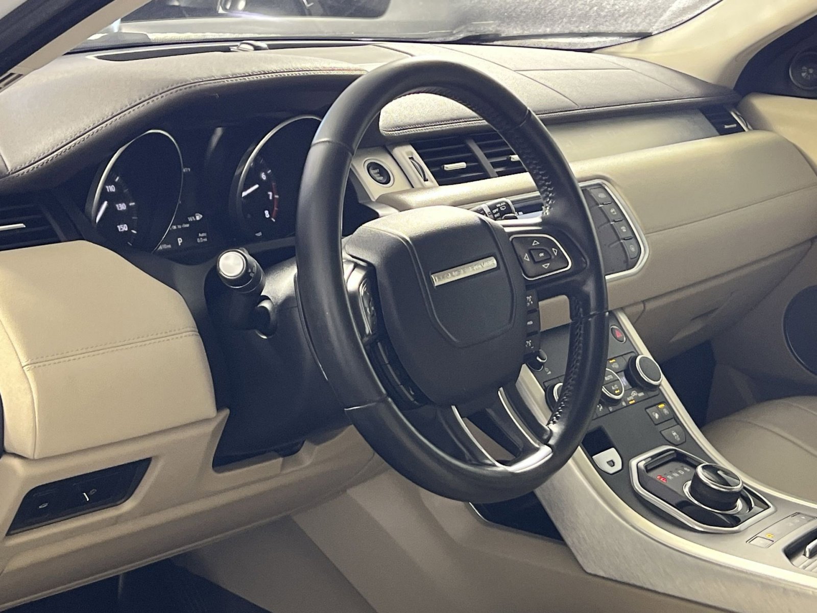 Used 2017 Land Rover Range Rover Evoque SE image 16