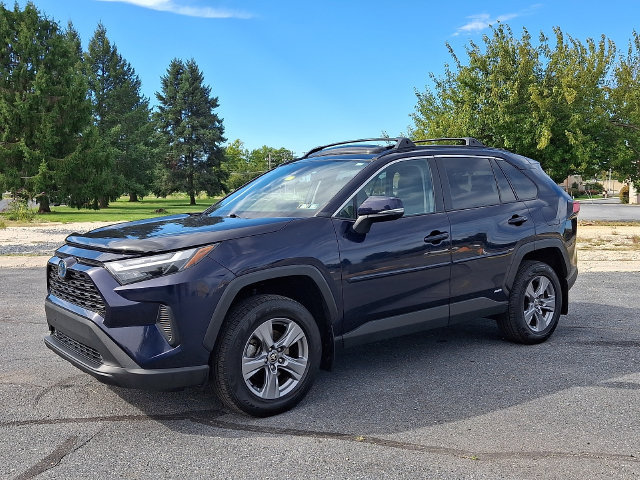 Used 2022 Toyota RAV4 XLE w/ Convenience Package AWD/4WD image 4