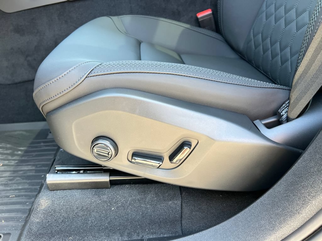 New 2026 Volvo XC90 B6 Plus w/ Protection Package Premier AWD/4WD image 13