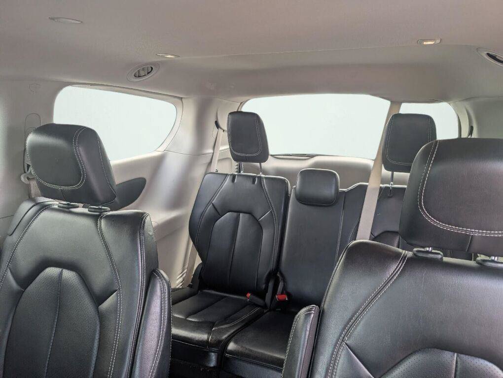 Used 2023 Chrysler Pacifica Touring-L FWD image 29