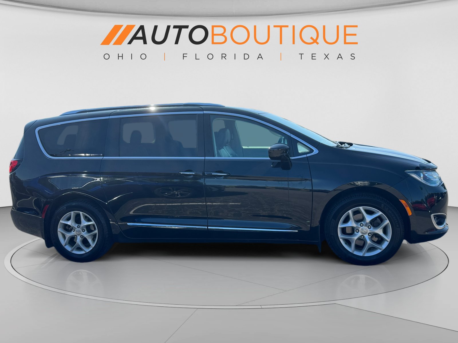 Used 2017 Chrysler Pacifica Touring-L Plus w/ Tire & Wheel Group FWD image 6