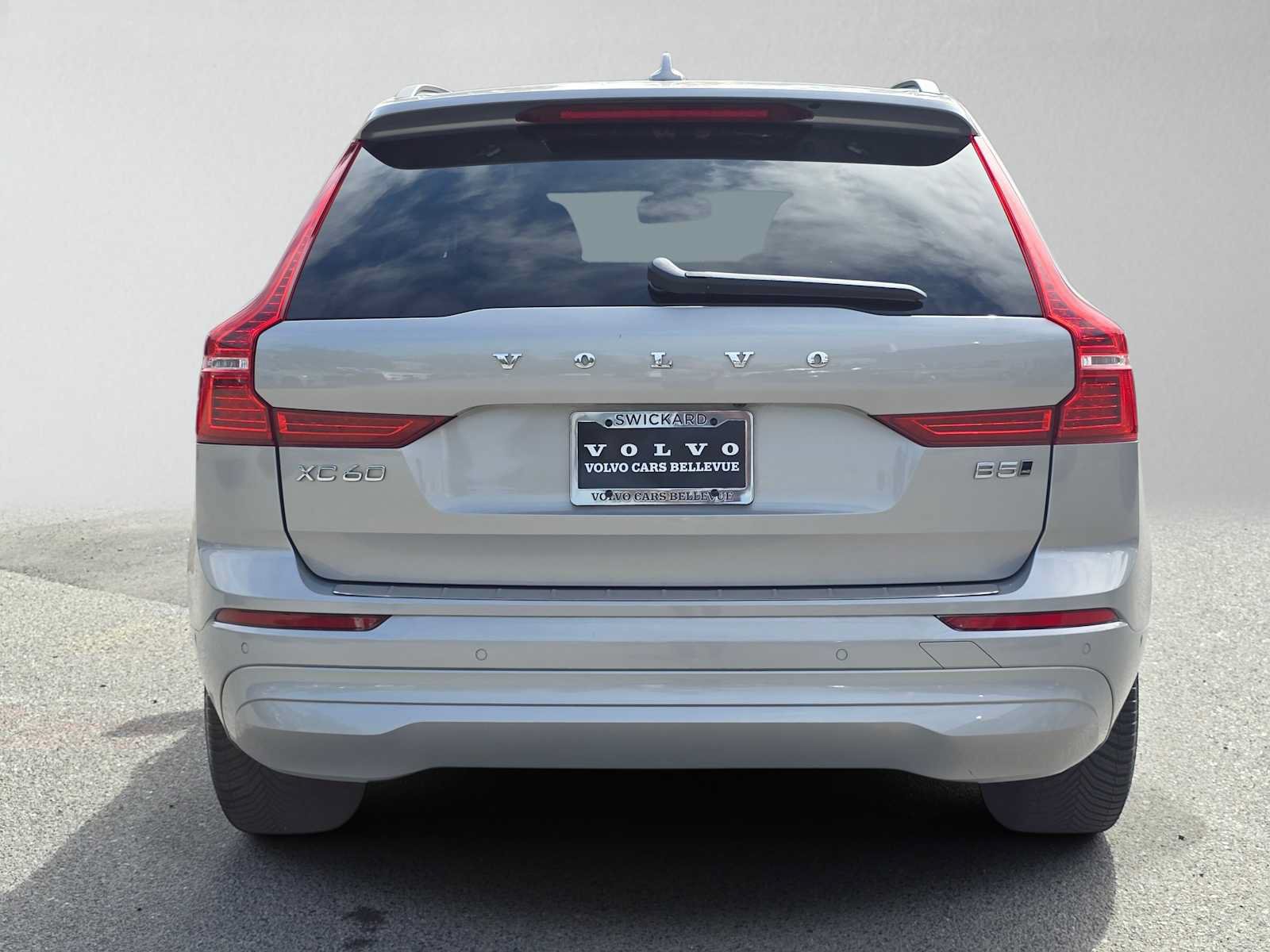 Used 2022 Volvo XC60 B5 Momentum w/ Advanced Package AWD/4WD image 4