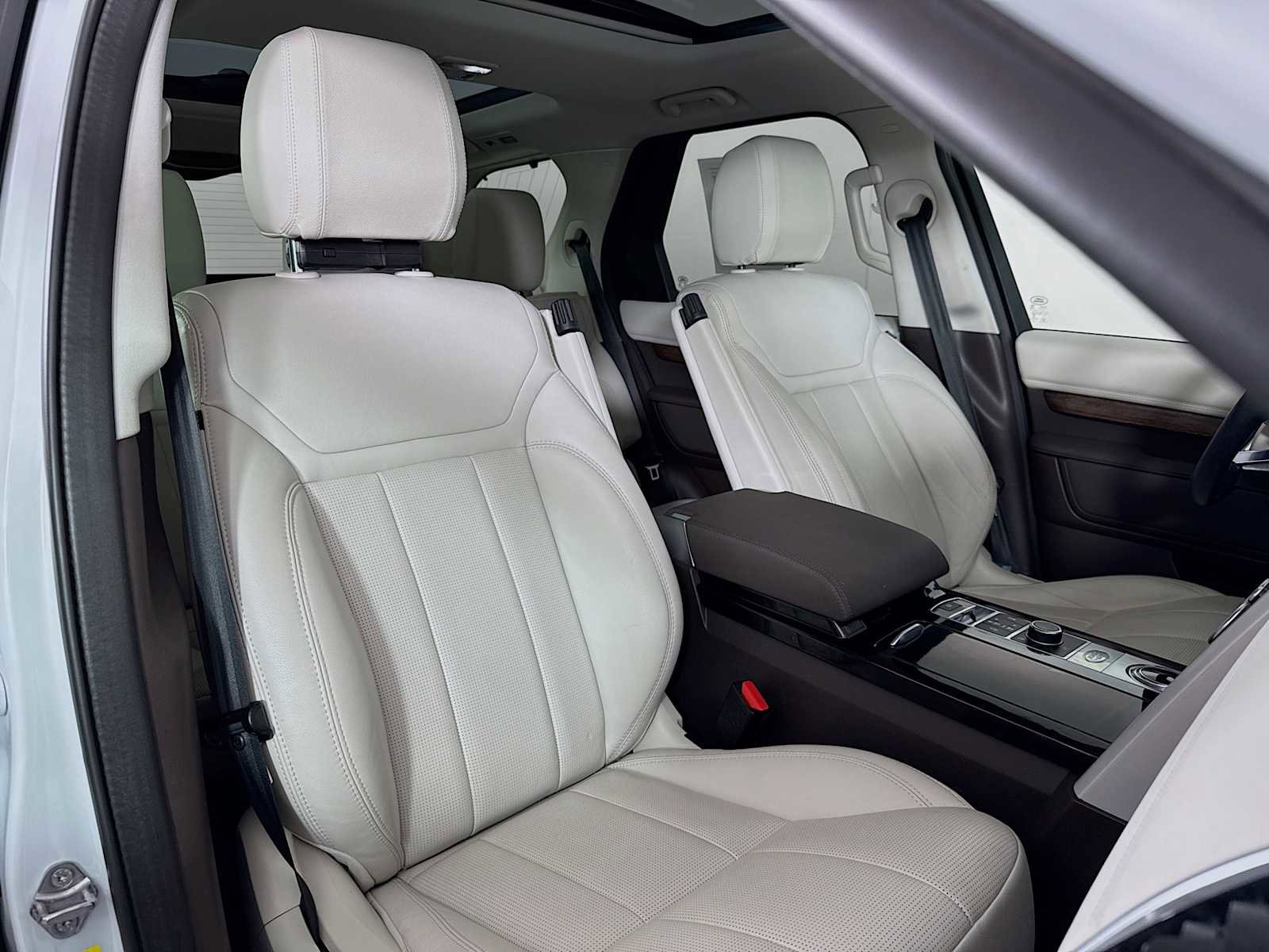 Used 2020 Land Rover Discovery HSE image 27