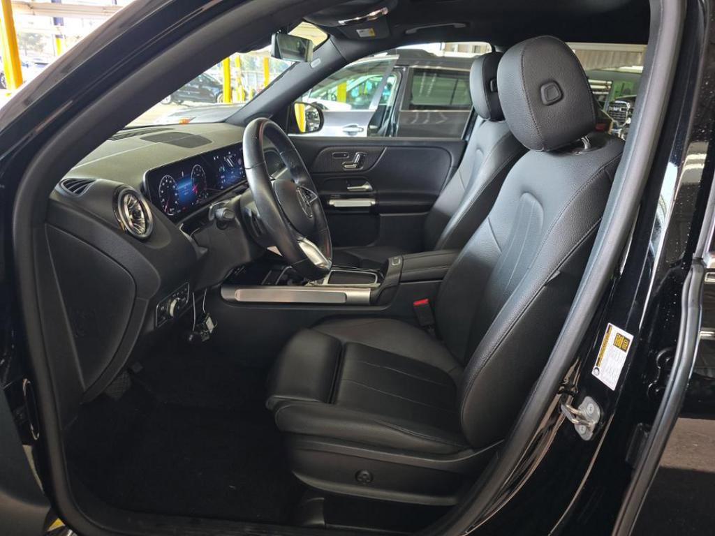 Used 2025 Mercedes-Benz GLB 250 4MATIC image 3