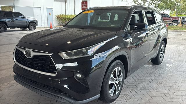 Certified 2021 Toyota Highlander XLE FWD image 3