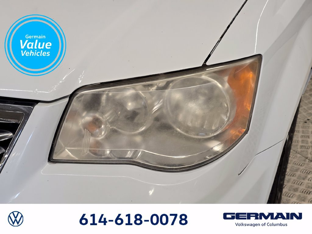 Used 2014 Chrysler Town & Country Touring FWD image 12