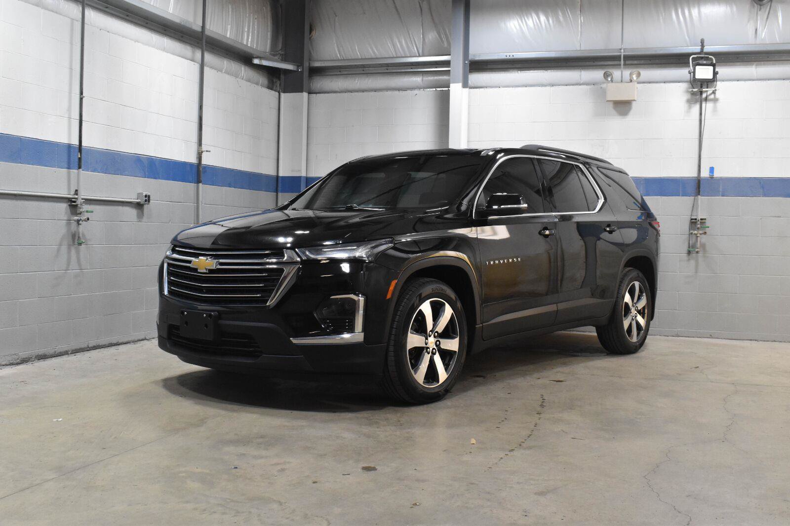 Used 2023 Chevrolet Traverse LT w/ LT Premium Package AWD/4WD image 2