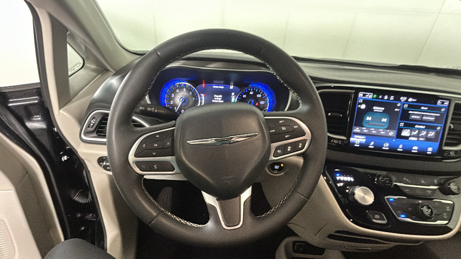 Used 2024 Chrysler Pacifica Touring-L FWD image 16