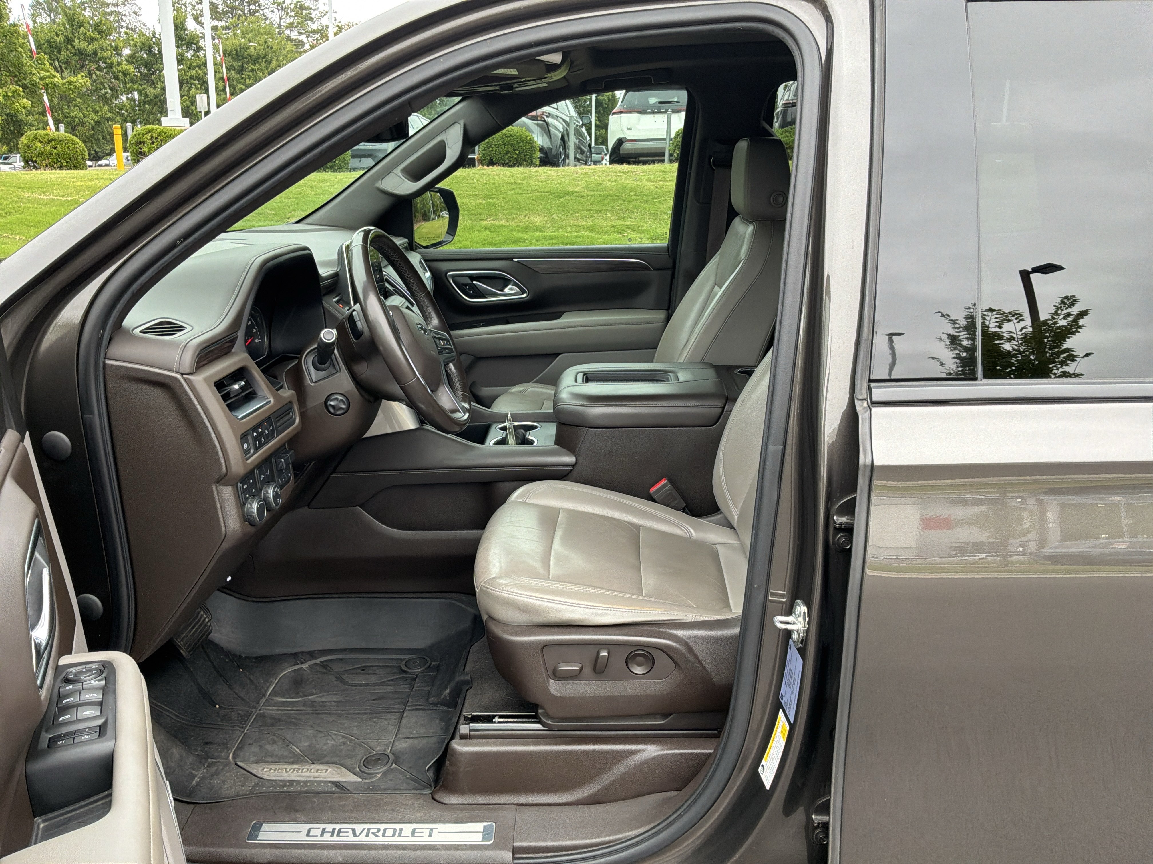 Used 2021 Chevrolet Tahoe Z71 w/ Z71 Signature Package AWD/4WD image 16