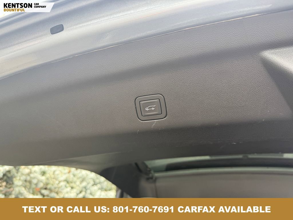 Used 2025 Chevrolet Suburban Z71 image 37