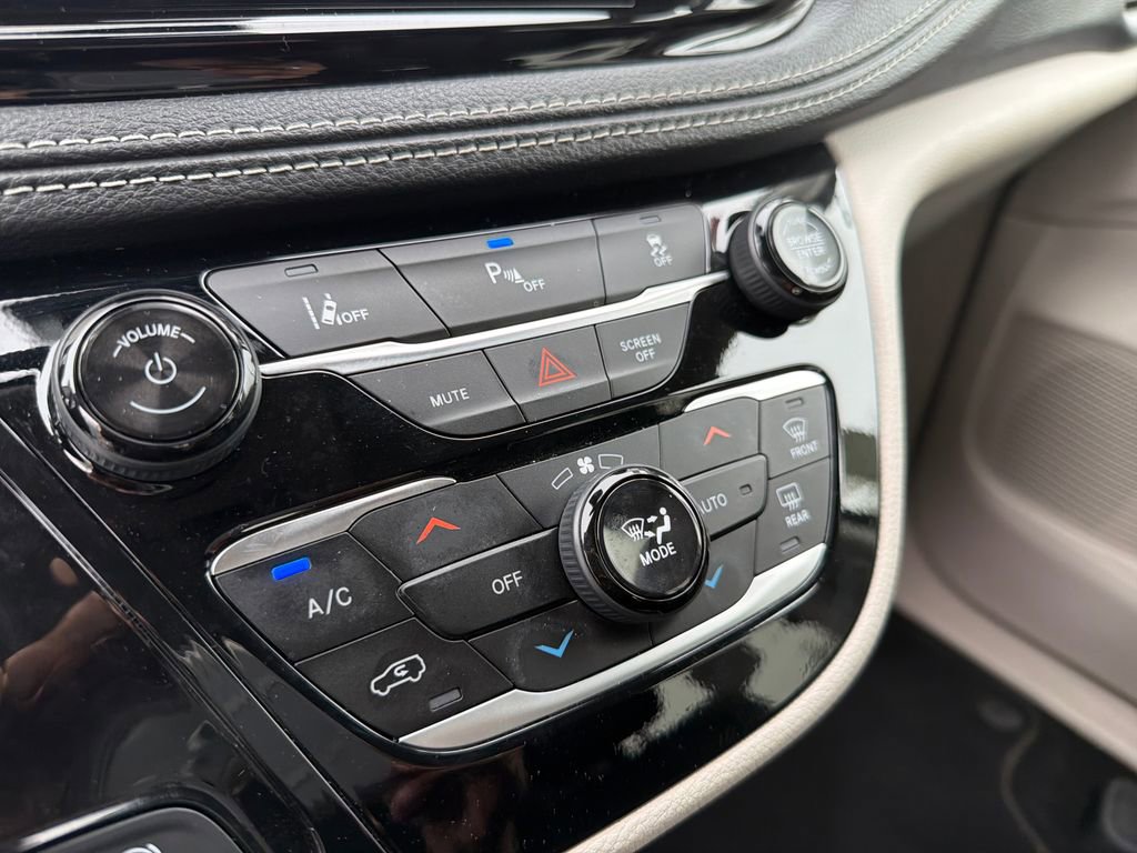 Used 2024 Chrysler Pacifica Select image 68