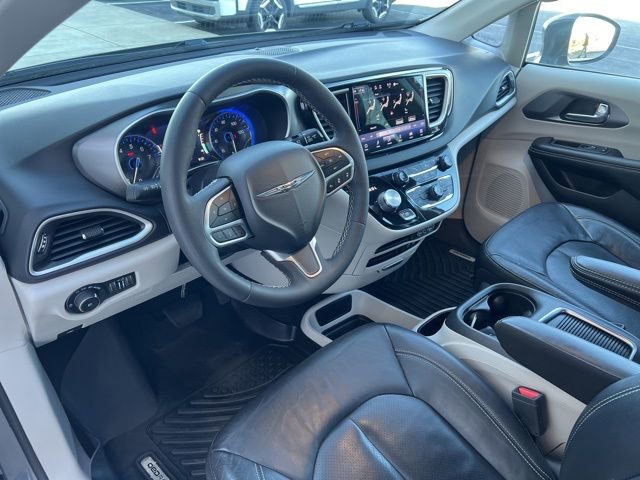 Used 2022 Chrysler Pacifica Touring-L image 15