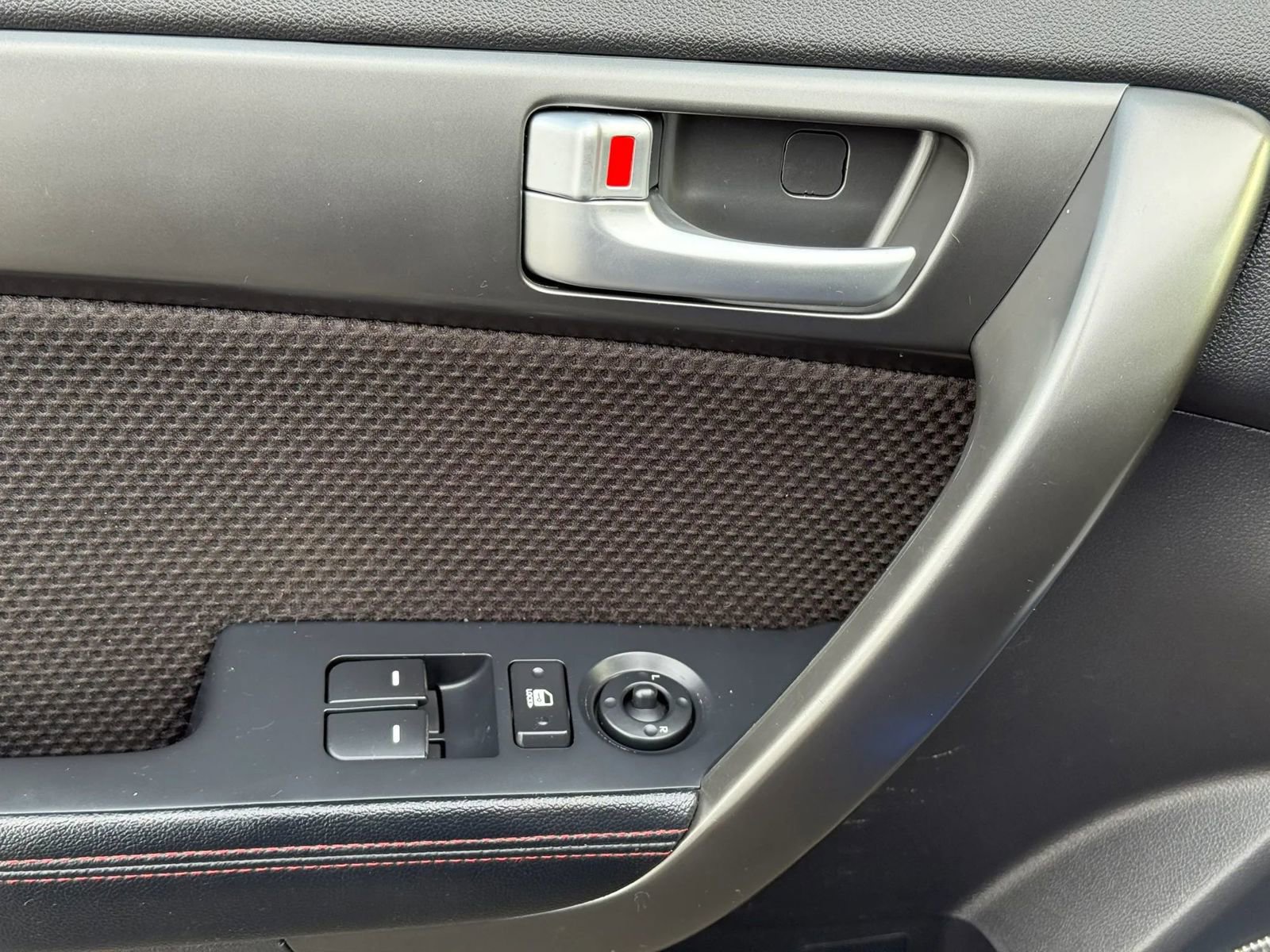 Used 2010 Kia Forte Koup SX image 14