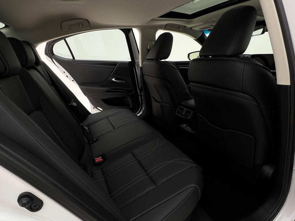 Used 2025 Lexus ES 300h w/ Luxury Package FWD image 14