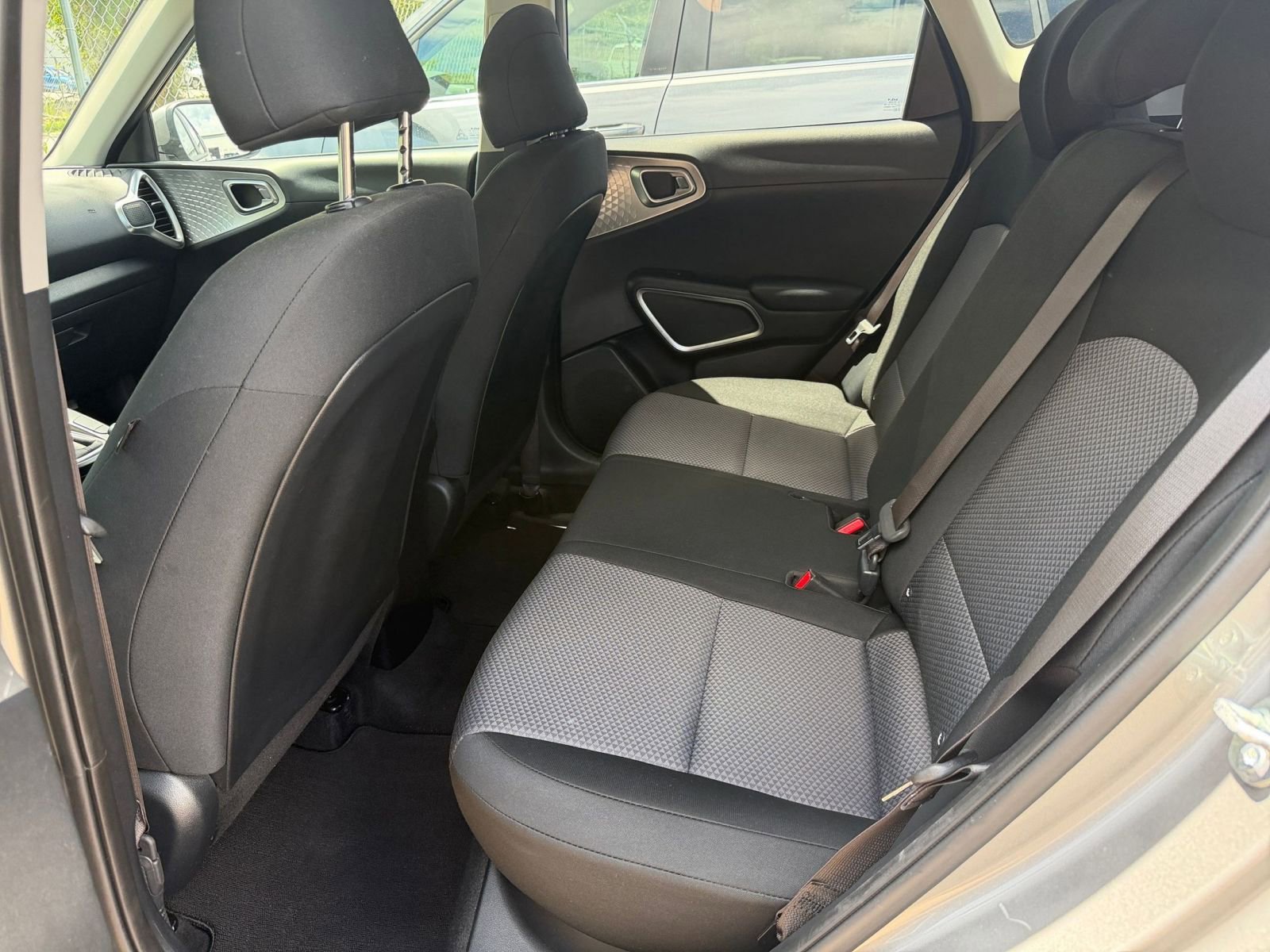 Used 2025 Kia Soul LX w/ LX Technology Package FWD image 23