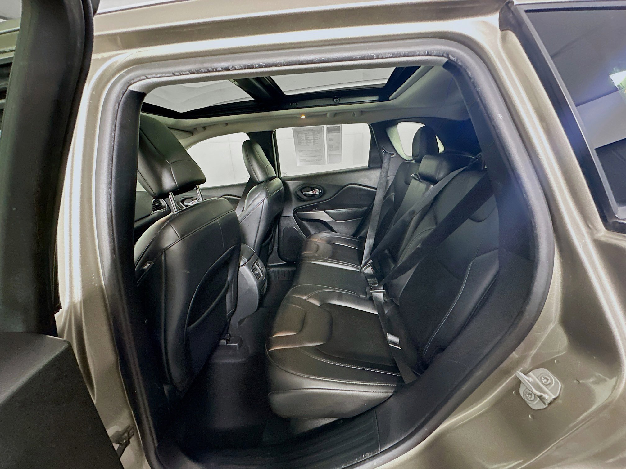 Used 2020 Jeep Cherokee Latitude Plus FWD image 26