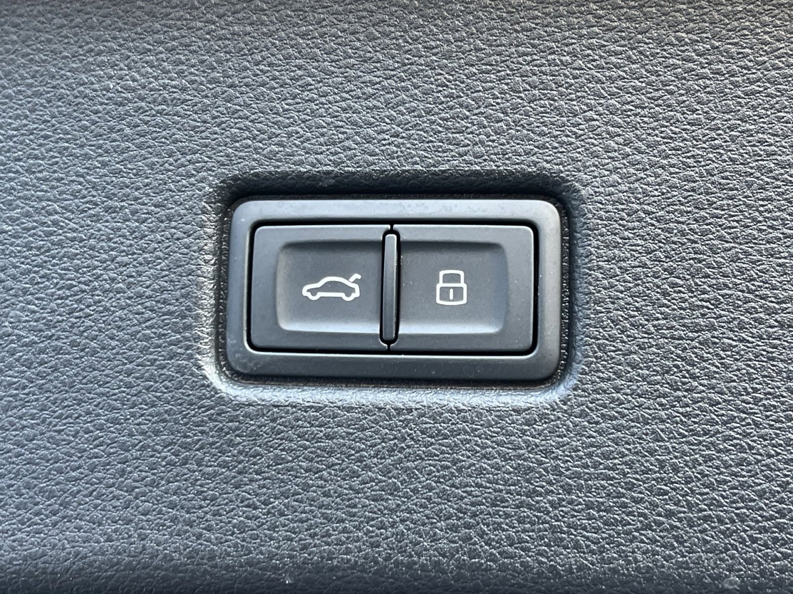 Used 2023 Audi SQ5 Prestige w/ Prestige Package image 25