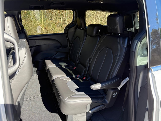 New 2026 Chrysler Pacifica Select image 16