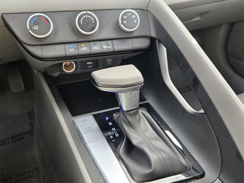 Certified 2025 Hyundai Elantra SE image 18