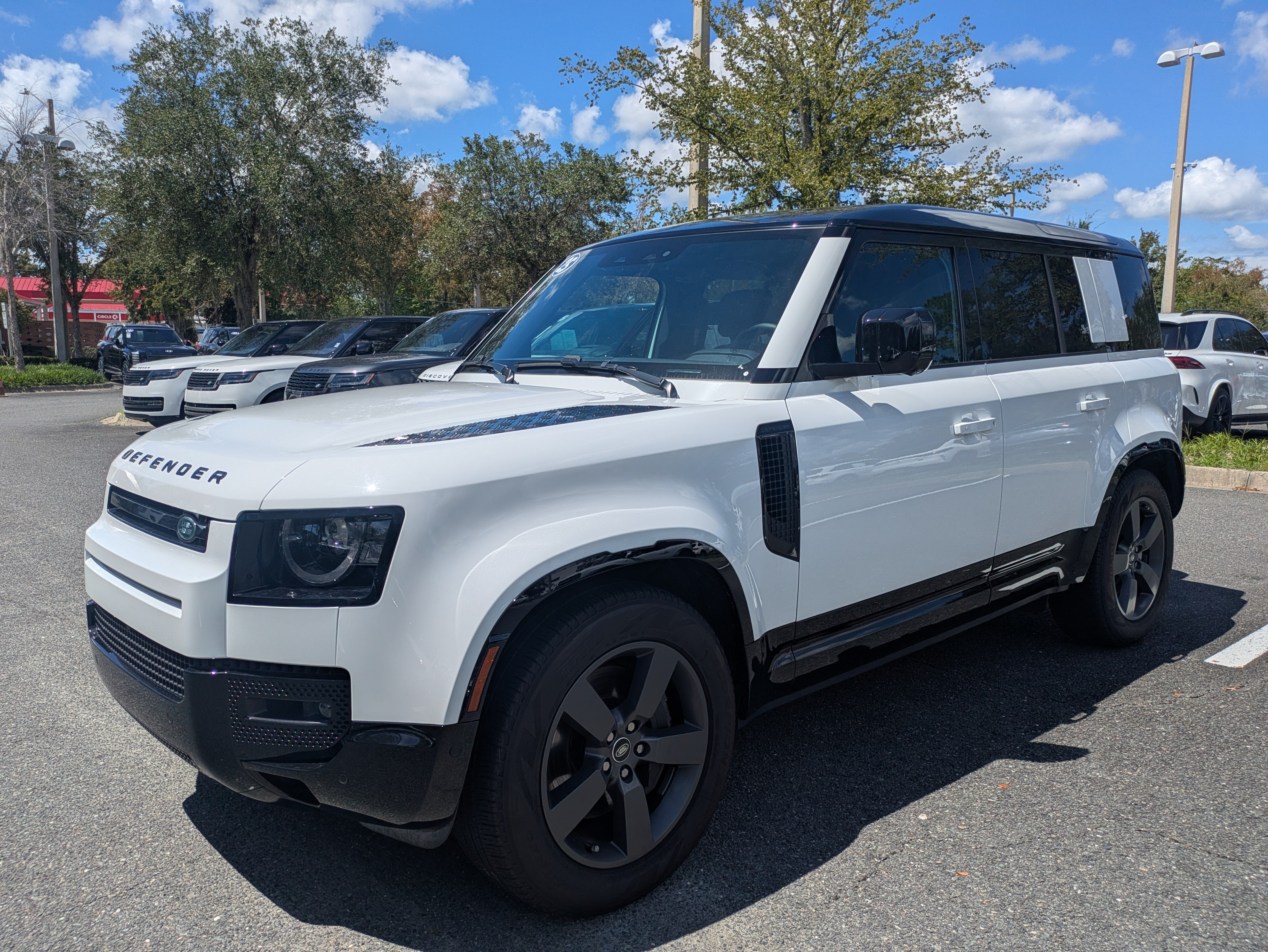 Used 2025 Land Rover Defender 110 X-Dynamic SE AWD/4WD image 7