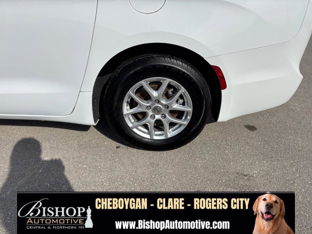 Used 2023 Chrysler Pacifica Touring-L FWD image 24