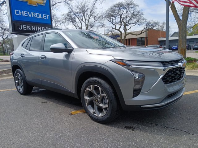 New 2026 Chevrolet Trax LT w/ Driver Confidence Package FWD image 2