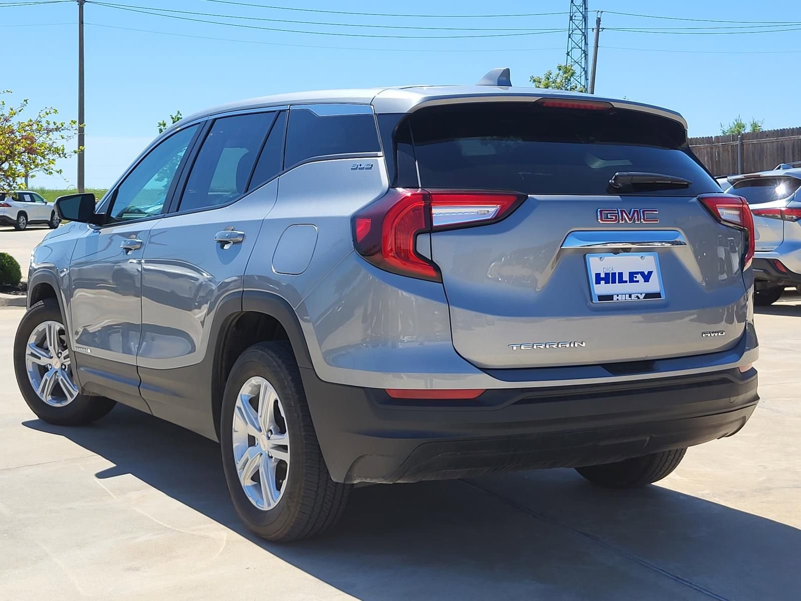 Used 2024 GMC Terrain SLE image 2