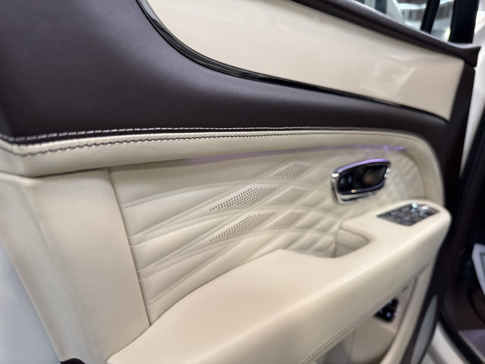 Used 2023 Bentley Bentayga Extended Wheelbase image 15