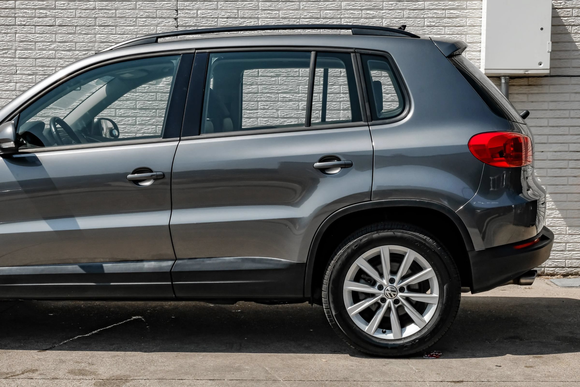 Used 2018 Volkswagen Tiguan Limited w/ Premium Package FWD image 12