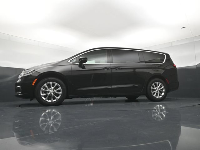 Certified 2025 Chrysler Pacifica Select AWD/4WD image 21