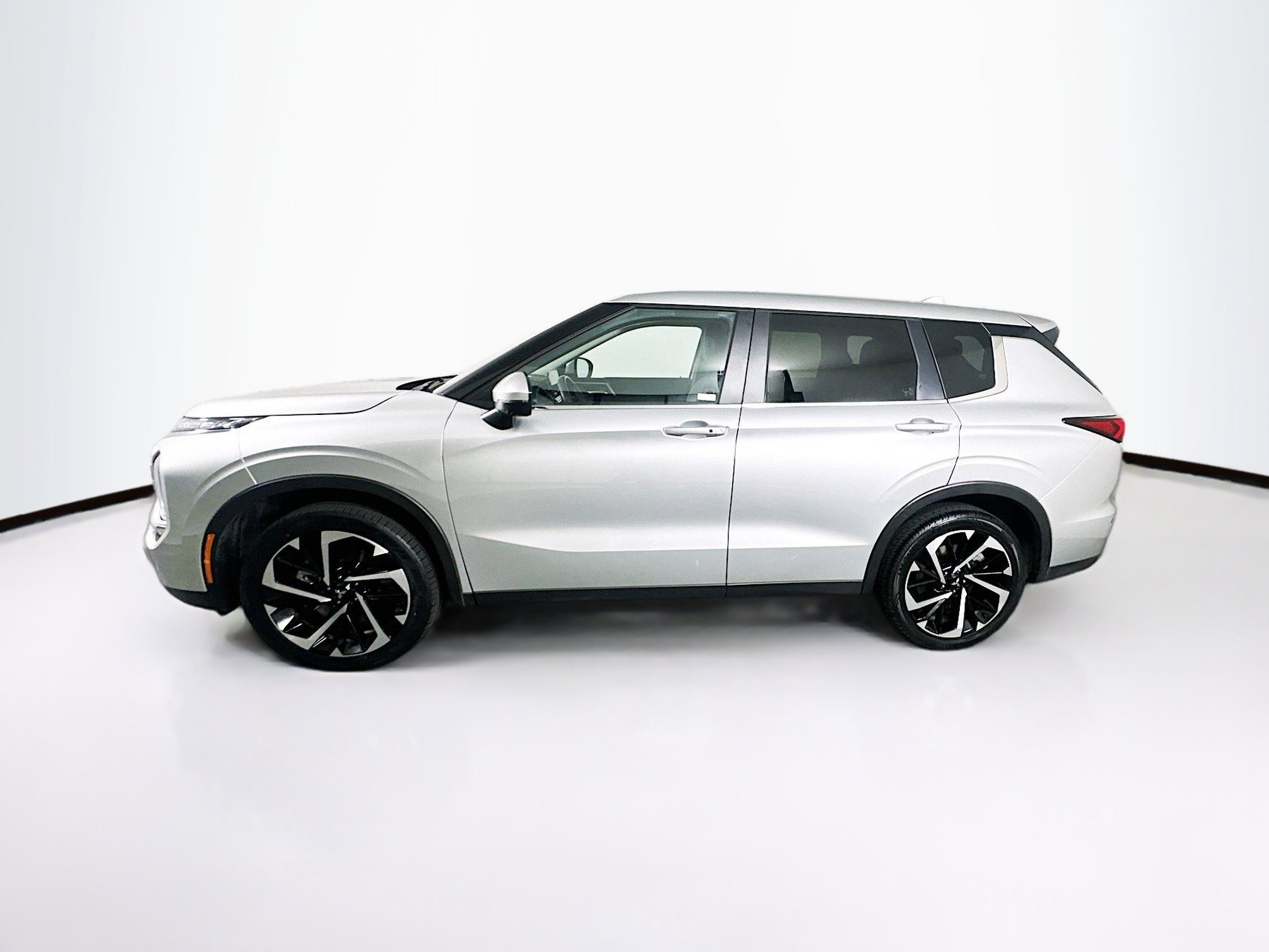 Used 2024 Mitsubishi Outlander SE image 4