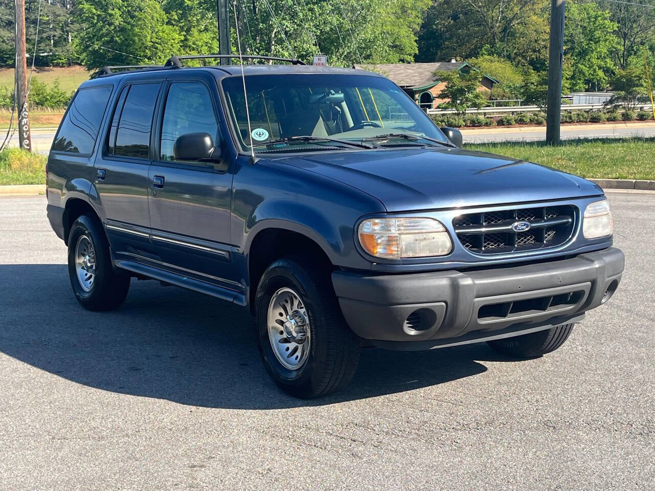 Used 2000 Ford Explorer XLS RWD image 3
