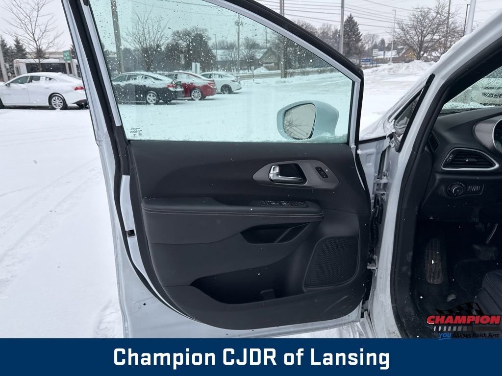 Used 2025 Chrysler Pacifica Select image 14