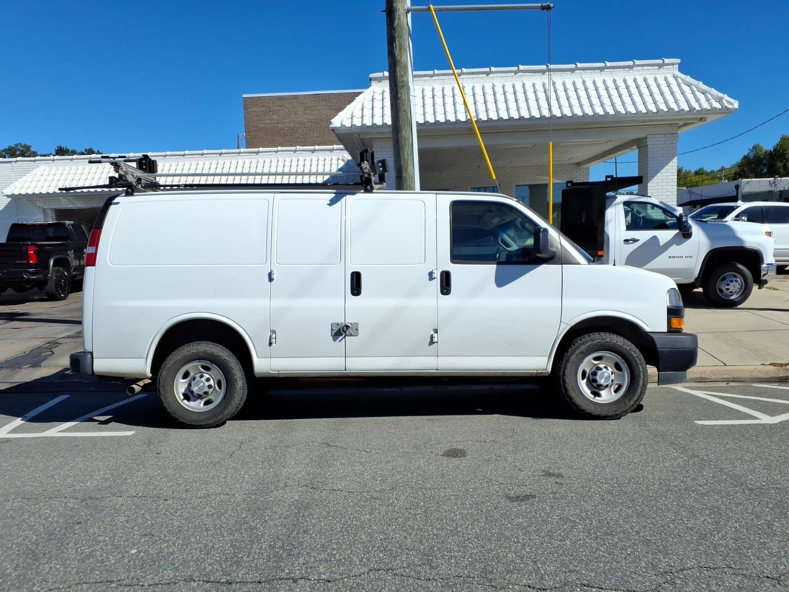 Used 2020 Chevrolet Express 2500 RWD image 2