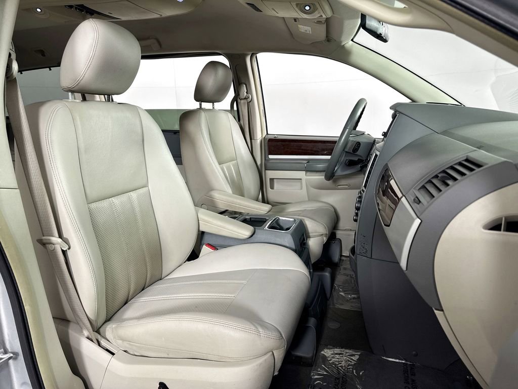 Used 2009 Chrysler Town & Country Touring image 32