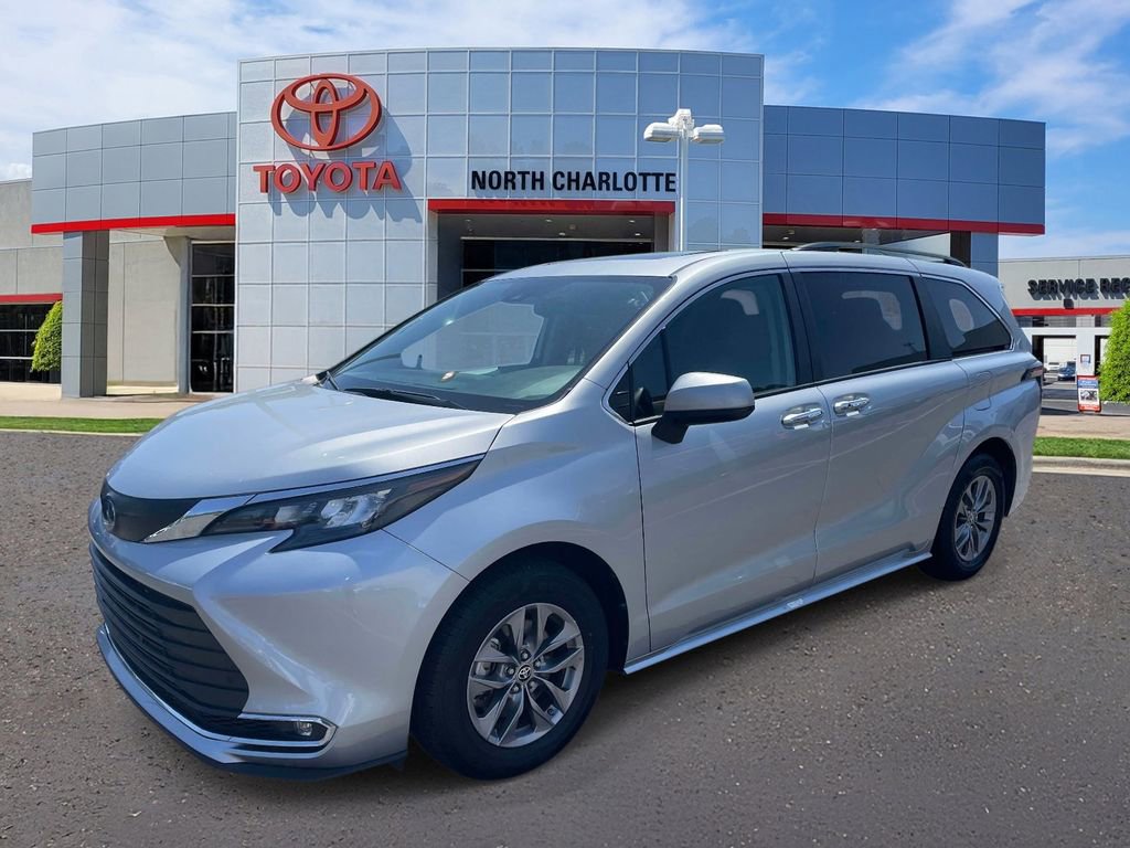 Used 2024 Toyota Sienna XLE FWD image 5
